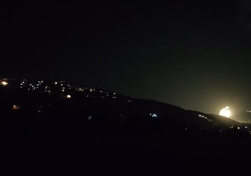 Israeli army fires light and artillery shells towards Tallet Al-Hamams, south of Al-Khiyam