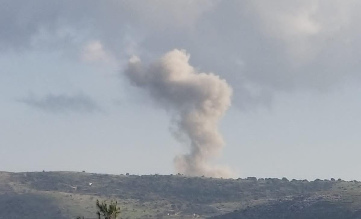 Israeli warplanes carried out an air strike targeting the outskirts of the town of Aitaroun