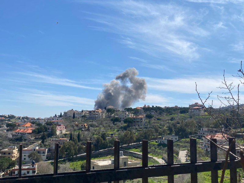 Israeli army air strike in Beint Jbeil