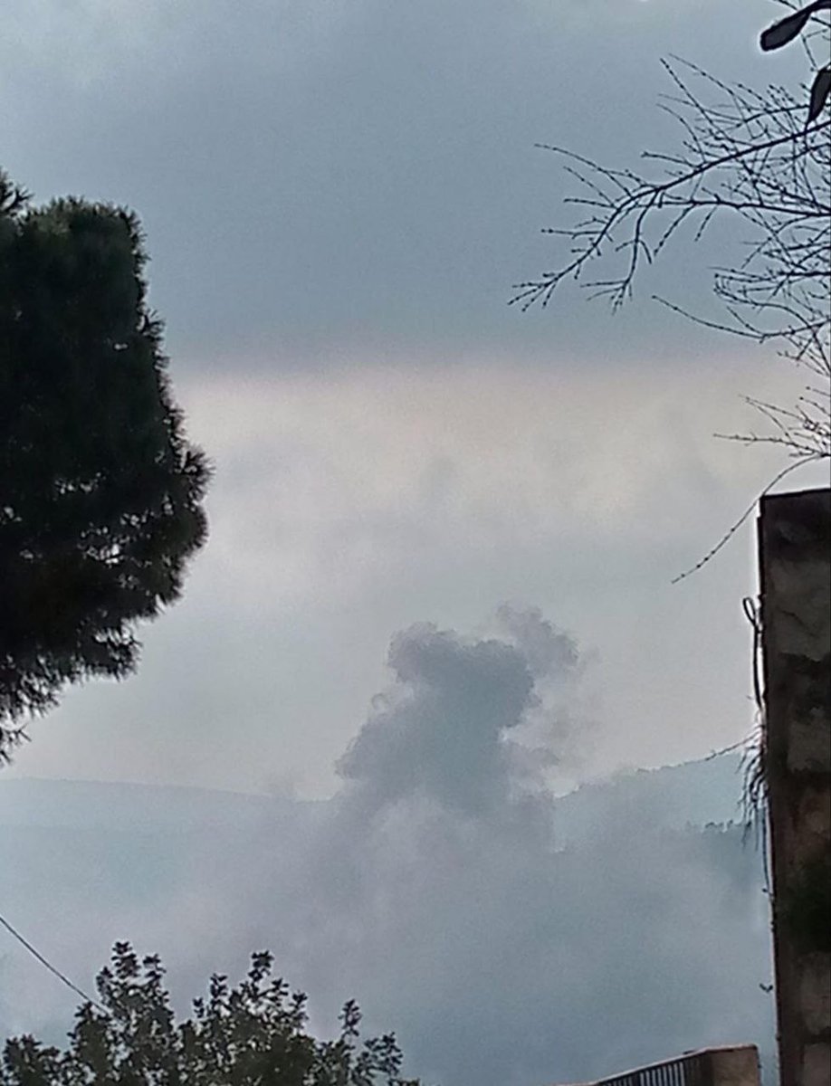 Airplanes launch a raid on the town of Hanin, south of Lebanon