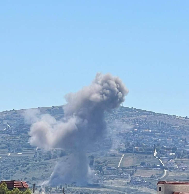 Israeli army air strike near Houla