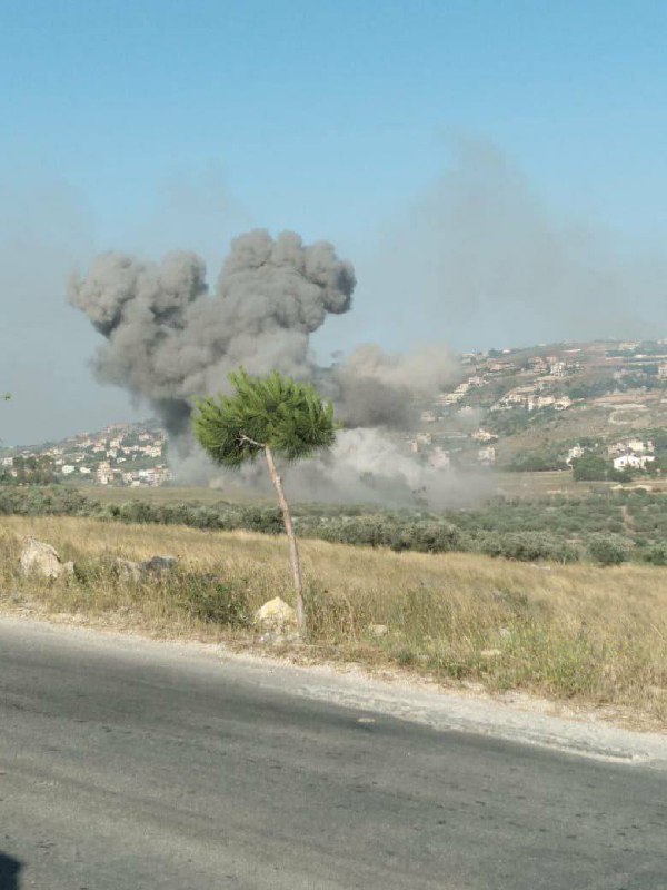 Israeli army air strikes near Beint Jbeil