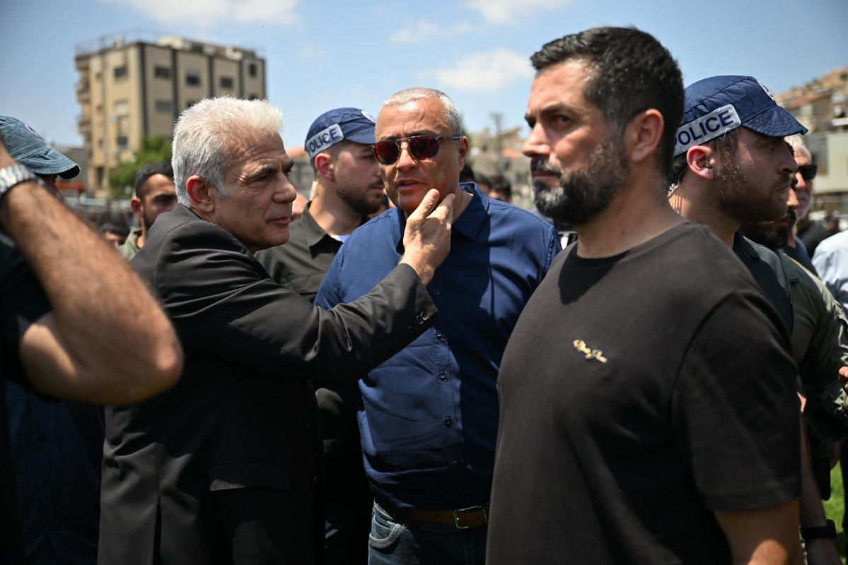 Oppositionsführer Yair Lapid mit Majdal Shams-Bürgermeister Dolan Abu Saleh (rechts in Schwarz): „Die Vergeltung wird heftig sein und im gesamten Nahen Osten nachhallen. Likud-Minister werden ausgebuht: „Die Kinder sind weg und ihr taucht auf Warum gibt es Beirut überhaupt noch