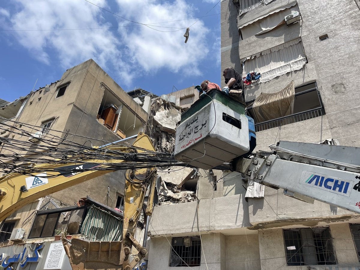 Die Suche nach Fuad Shokr, dem Hisbollah-Kommandeur, der gestern von Israel angegriffen wurde, geht hier in Dahieh, Beirut weiter. Rettungskräfte räumen noch immer die Trümmer weg. Sein Schicksal ist bis jetzt unbekannt.