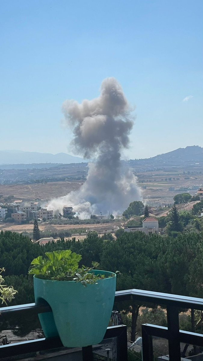 Des avions militaires israéliens ont lancé pour la première fois un raid visant la ville de Mifidoun, dans le district de Nabatieh, et des ambulances se sont déplacées vers cet endroit.