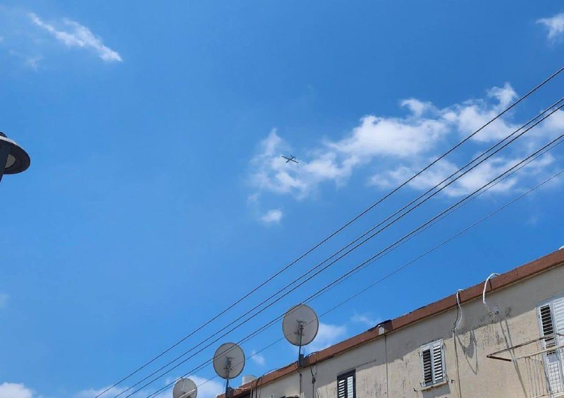 Eine Drohne der Hisbollah am Himmel über der Stadt Nahariya.