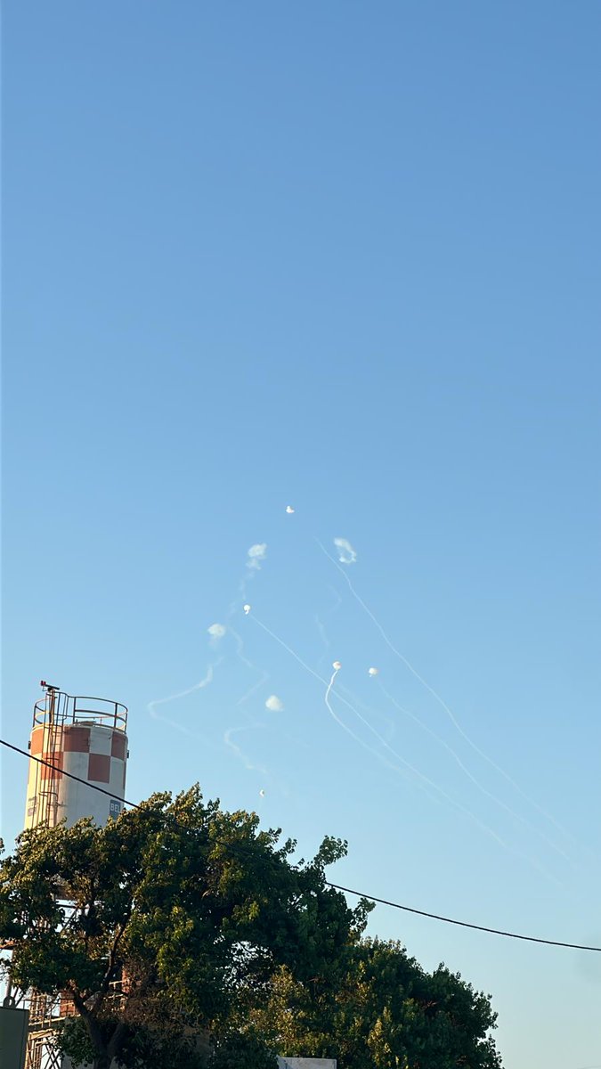 Ein zweiter Raketenangriff wurde gerade aus dem Libanon auf die Gegend um Kiryat Shmona abgefeuert. Es wird über Abfangmanöver von Iron Dome berichtet. Es liegen keine unmittelbaren Berichte über Verletzte vor.