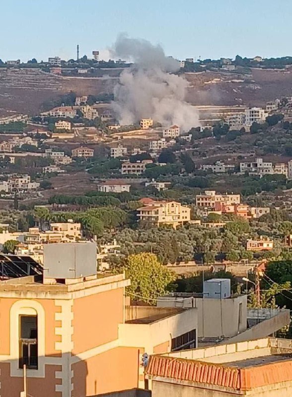 Ataque aéreo del ejército israelí en Beint Jbeil