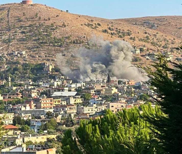 Ataque aéreo del ejército israelí en Aitaroun, un edificio fue atacado