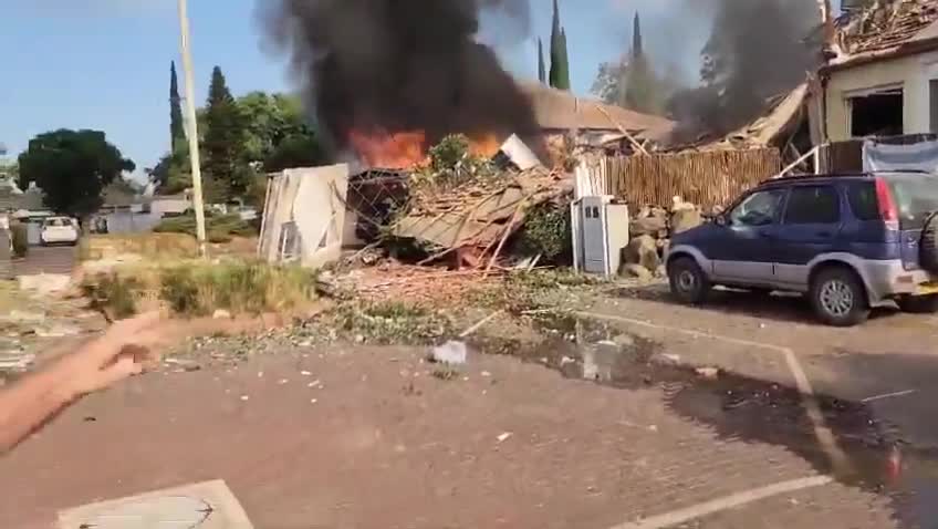 Hace poco, el ejército israelí informó de que se disparó una andanada de entre 40 y 50 cohetes contra la ciudad de Katzrin, en el norte de los Altos del Golán. Algunos de los cohetes fueron interceptados por la defensa aérea, aunque varios impactaron en la ciudad. El servicio de ambulancias Magen David Adom dice que está tratando a un hombre de unos 30 años que resultó levemente herido.