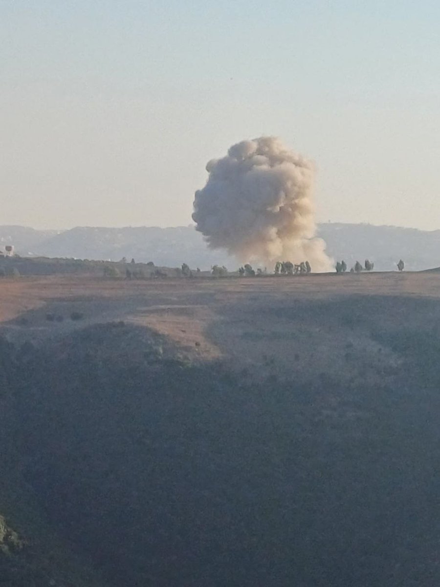 Luchtmacht lanceert tweede aanval op buitenwijken van de stad Deir Siryan, Zuid-Libanon