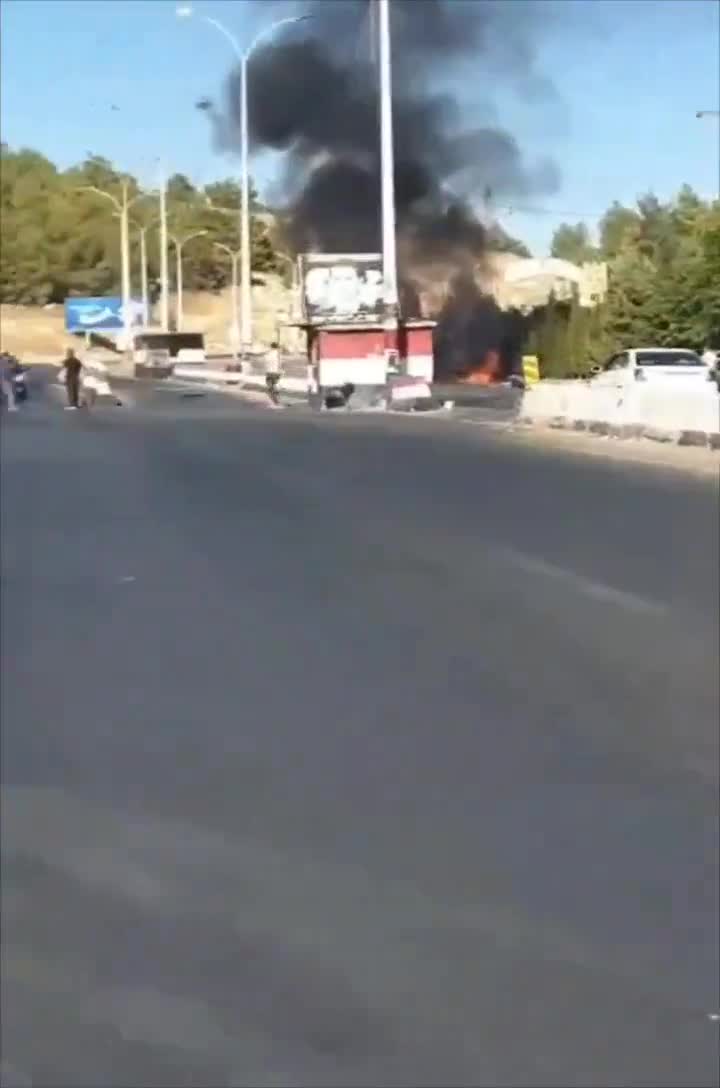 Şam-Beyrut yolu, Hajz (askeri karakol/kontrol noktası) El-Zabadani yakınlarında. Hava saldırısının bir İsrail insansız hava aracı tarafından gerçekleştirildiği ve insanların öldürüldüğü söyleniyor