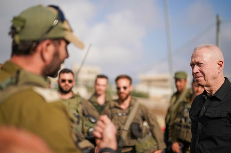 Falando com as tropas durante um exercício simulando uma ofensiva terrestre no Líbano, o Ministro da Defesa Yoav Gallant diz que Israel está mudando seu foco para a frente norte, pois pretende atingir em breve seus objetivos na Faixa de Gaza. O centro de gravidade está se movendo para o norte, estamos nos aproximando da conclusão de nossas missões no sul, mas temos uma tarefa aqui que não foi realizada, e esta missão é mudar a situação de segurança e devolver os moradores para suas casas