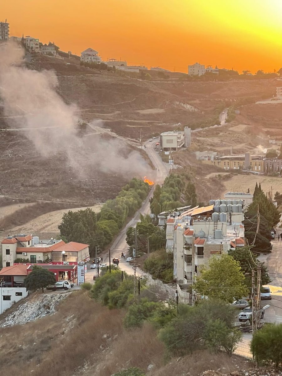 İsrail'e ait bir insansız hava aracı, Kafrjouz-Nebatieh yolunda bir aracı hedef alıyor