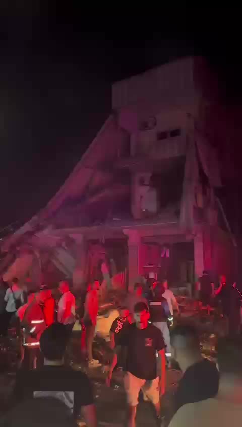 Lübnan'ın güneyindeki Kafr Ruman köyünde bir binaya saldırı düzenlendiği, olay yerinde çok sayıda can kaybının olduğu bildirildi.