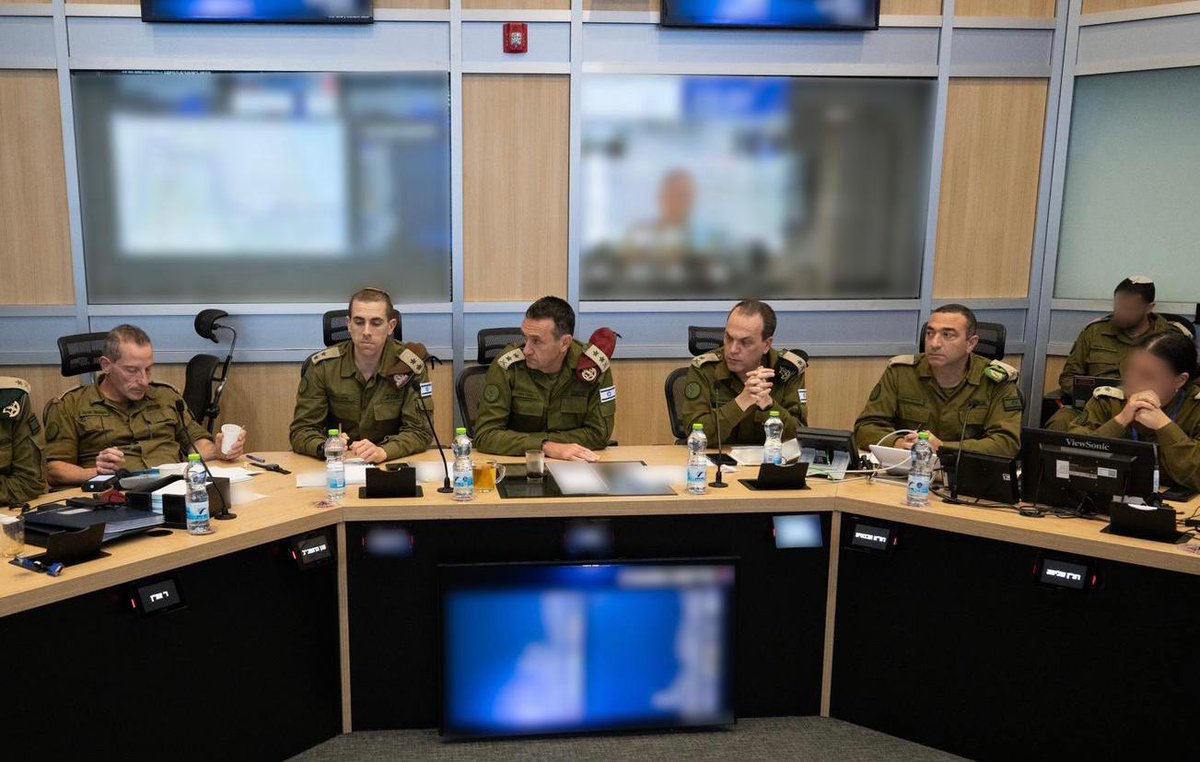 El jefe del Estado Mayor del ejército israelí, Herzi Halevi, realizó una evaluación de la situación con el resto del Estado Mayor del ejército israelí el martes por la noche, haciendo hincapié en la preparación para la ofensiva y la defensa en todos los frentes. La Unidad del Portavoz del ejército israelí destacó que no hubo cambios en el Frente Interno.