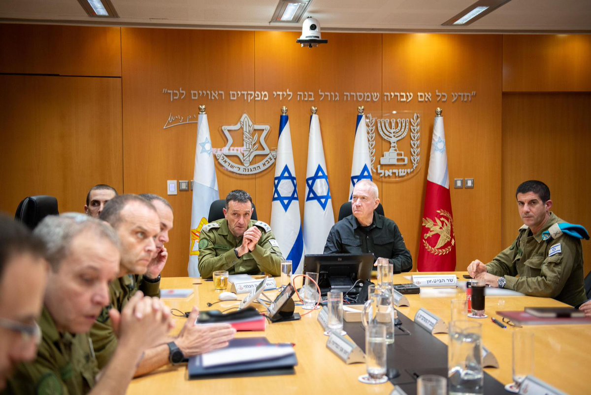 O Ministro da Defesa Yoav Gallant está realizando uma avaliação com o Chefe do Estado-Maior do Exército israelense, Tenente-General Herzi Halevi e outros altos oficiais militares, diz seu gabinete