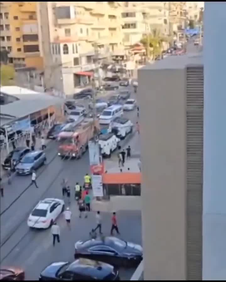 UNIFIL-Fahrzeuge werden in Tyros im Südlibanon nach der jüngsten Explosionswelle mit Steinen beworfen