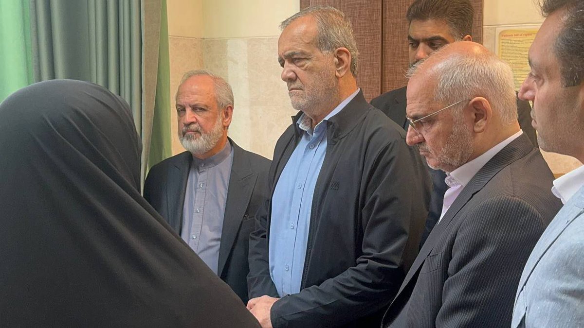 Vandaag bezocht de Iraanse president Pezeshkian in een ziekenhuis in Teheran een aantal mensen die gewond waren geraakt bij de recente explosies van explosies in Libanon. De Libanese ambassadeur in Teheran vergezelde de president ook tijdens het bezoek