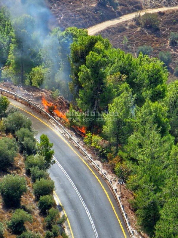 Incendie provoqué par une attaque de missile près d'Ein Zeitim