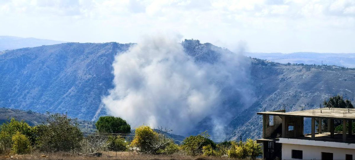 Ataque aéreo del ejército israelí cerca de Deir Seryan a principios de esta hora