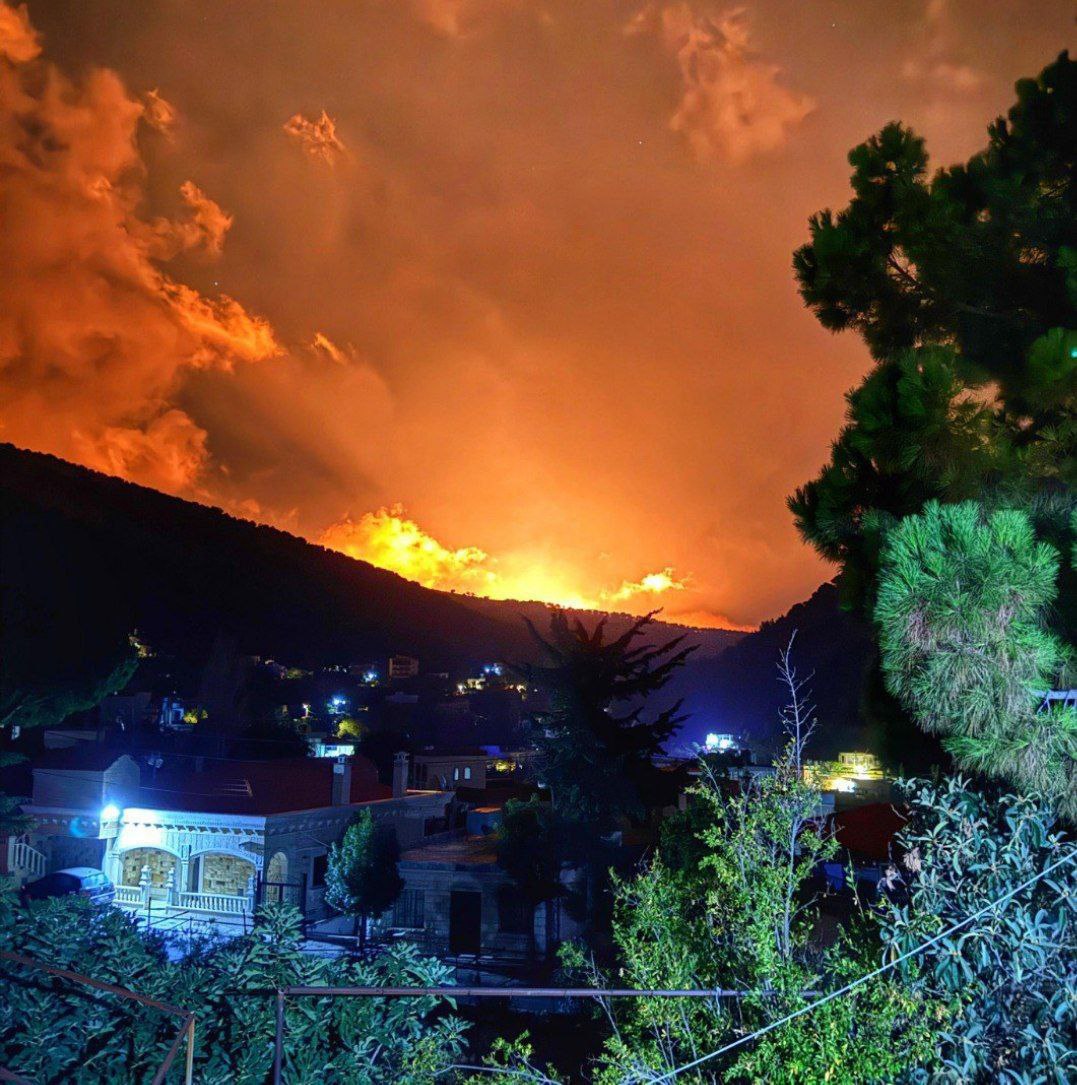 El momento del bombardeo de las montañas de Jabour en el sur del Líbano