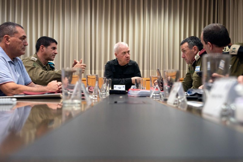 Verteidigungsminister Yoav Gallant führe eine Besprechung mit dem Generalstabschef der israelischen Armee, Generalleutnant Herzi Halevi, und anderen hochrangigen Verteidigungsbeamten durch, teilte sein Büro mit.