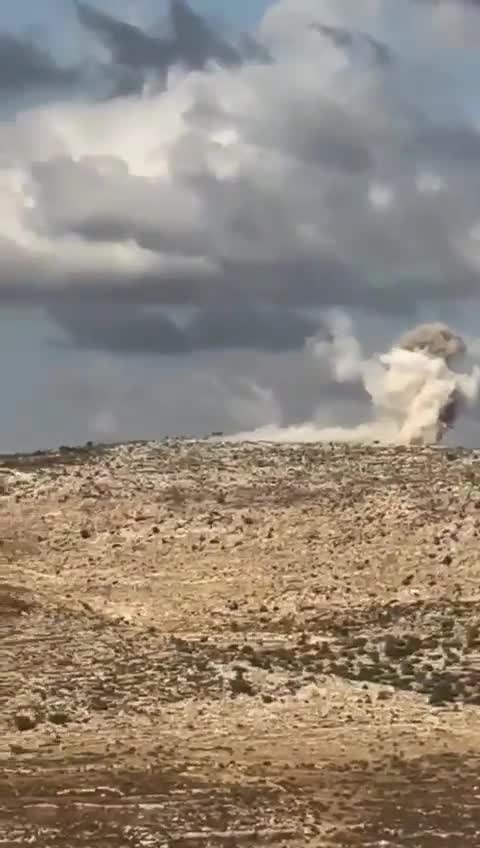 Beelden tonen een raketinslag nabij de Westelijke Jordaanoeverstad Salfit, na langeafstandsvuur vanuit Libanon