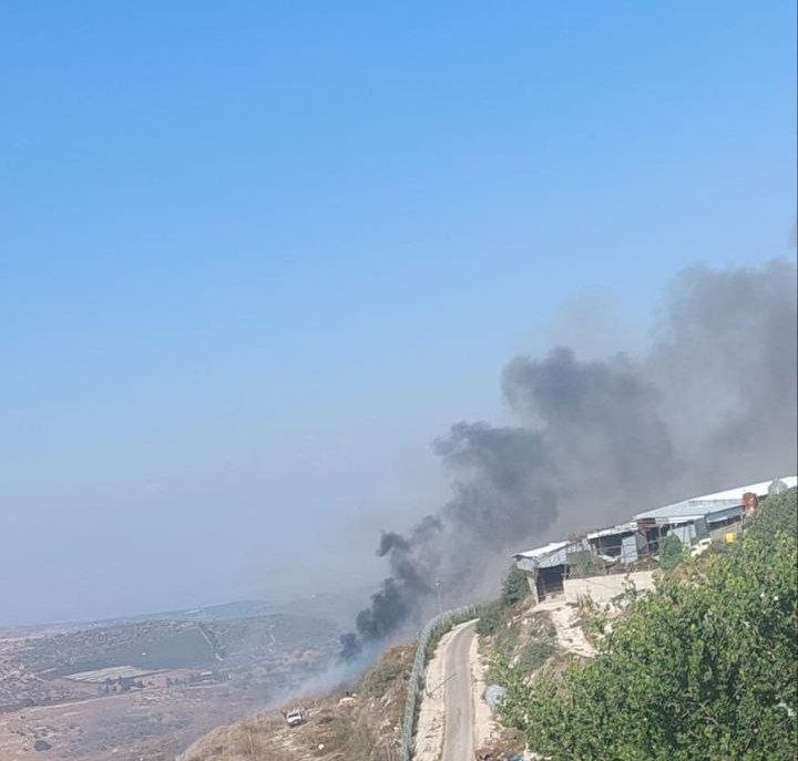 Fotoğrafta - İsrail'in kuzeyindeki Kerem Ben Zimra yerleşim birimine roket düştüğü an