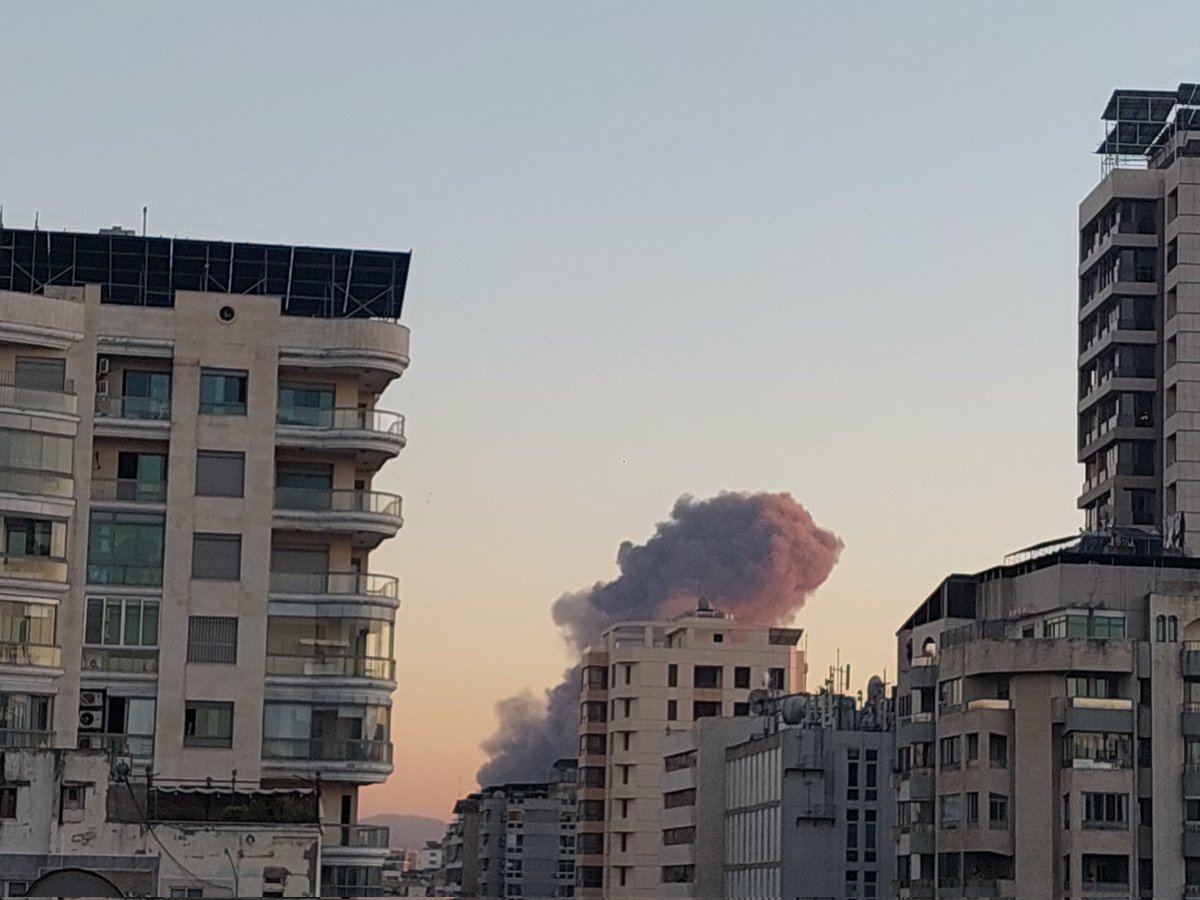 Nach schwerem israelischen Luftangriff steigt Rauch aus einem Vorort von Beirut auf.