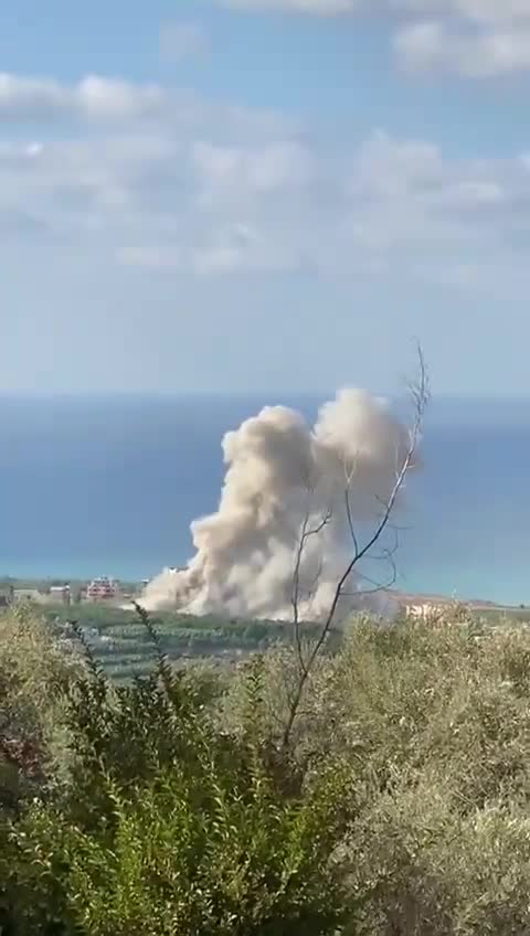 Moment bombardowania terenu rolniczego w „Dayet Al Arab pomiędzy Al-Bissarieh i Al-Sarafand w południowym Libanie