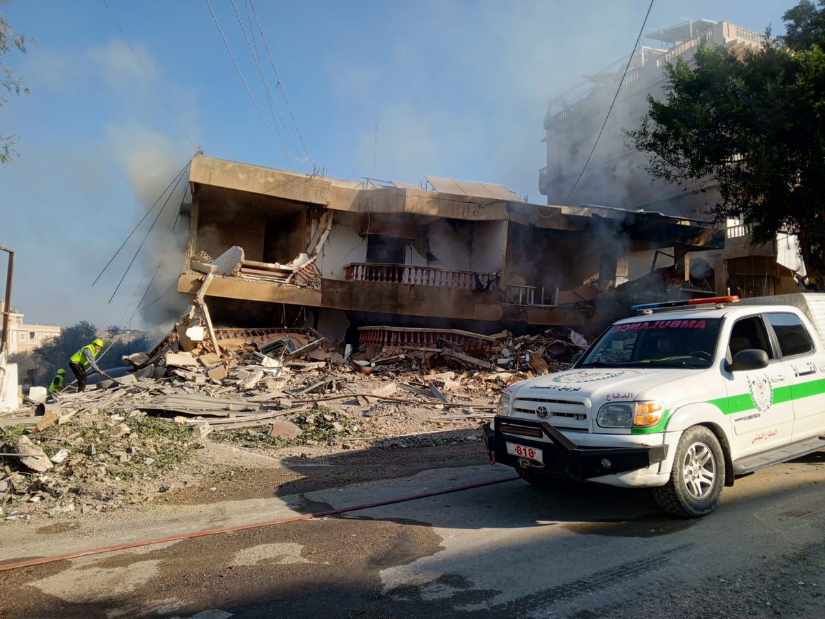 L'aviation israélienne a bombardé la ville de Deir Qanoun al-Nahr, dans la région du Triangle, et détruit un immeuble de plusieurs étages, mais il n'y a eu aucun blessé.