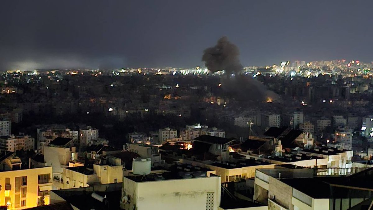 De la fumée s'élève au-dessus du quartier de Haret Hreik, dans le sud de Beyrouth, après une frappe aérienne israélienne