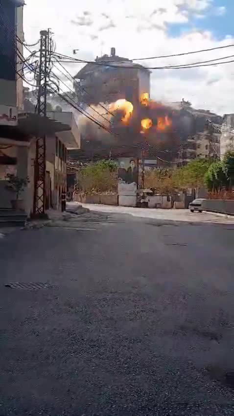 Le moment de la prise pour cible de l'immeuble Harqous dans la banlieue sud de Beyrouth