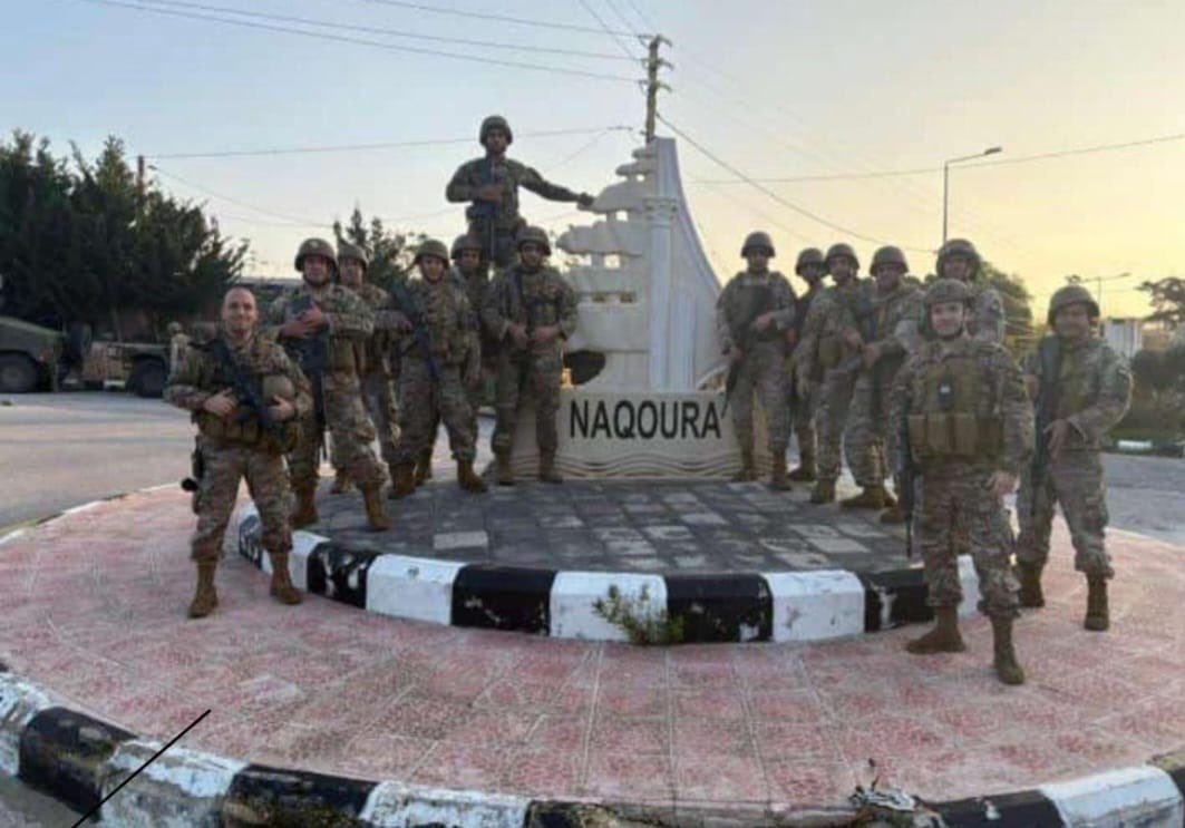 Soldados libaneses no centro de Naqoura, no sul do país, após a retirada ontem das Forças de Defesa de Israel