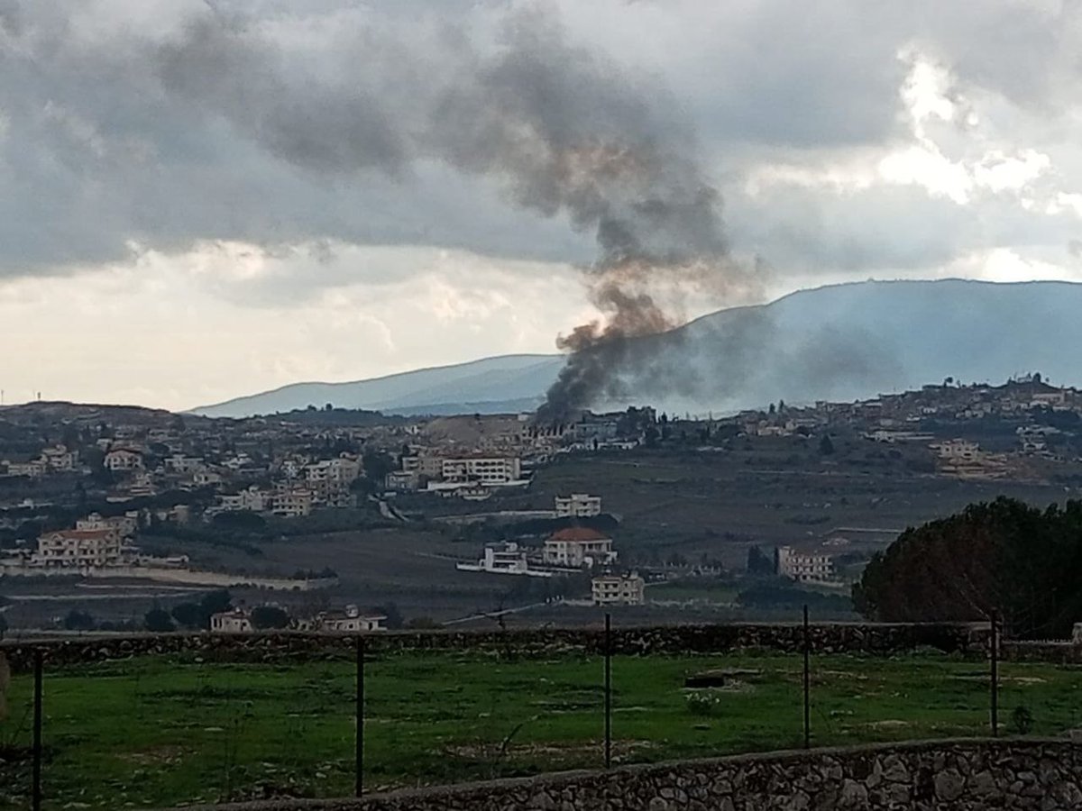 İsrail güvenlik güçleri Güney Lübnan'ın Yaroun kasabasında evleri yaktı