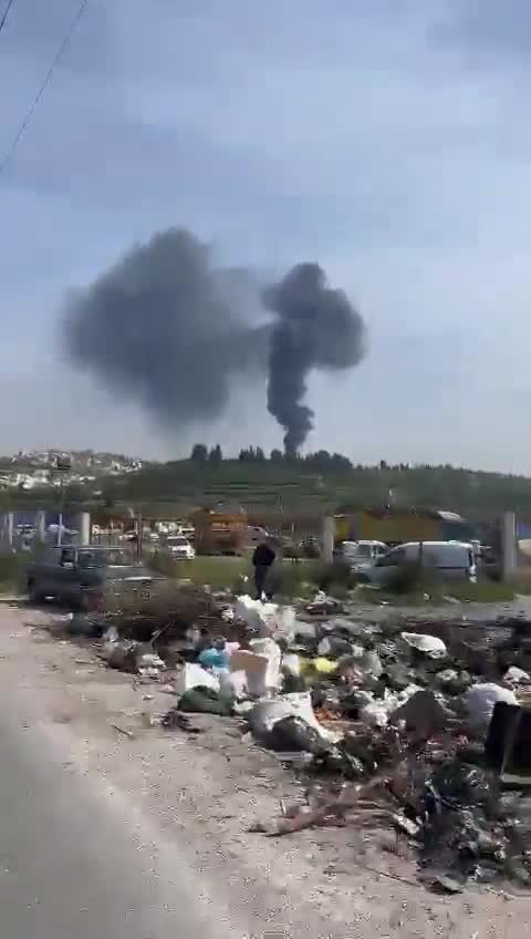 Un incendie s'est déclaré entre les villes d'Al-Bazourieh et Tayr Dibba, et aucune intervention n'a été menée