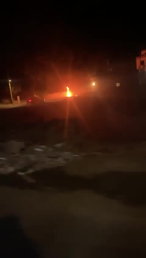 Vídeo del ataque israelí que tuvo como objetivo una motocicleta en Barashit, distrito de Bint Jbeil.