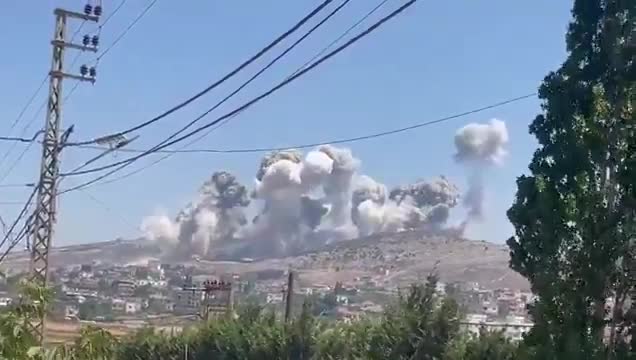 Hoy, aviones israelíes realizaron más de veinte incursiones contra los bosques de Ali al-Taher, las alturas de Kafr Tibnit y Nabatieh al-Fawqa, utilizando misiles de concusión cuyas explosiones provocaron una tremenda explosión que llegó hasta Tiro y Naqoura. El portavoz del ejército israelí, Avichay Adraee, declaró que las incursiones tuvieron como objetivo un sitio utilizado para gestionar los sistemas de control de fuego y protección de Hezbolá en la zona del Monte Shqif, en el sur del Líbano.