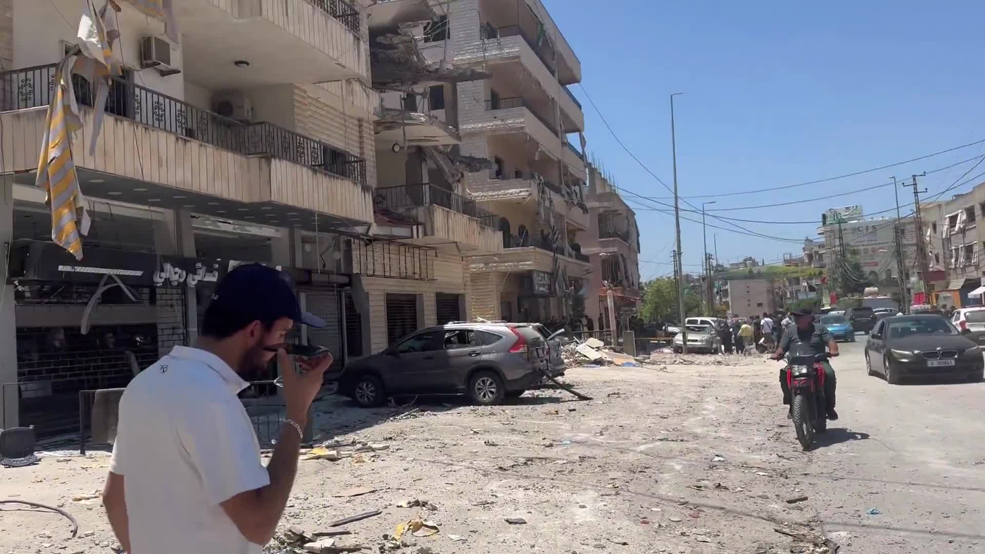 El ejército israelí niega haber atacado un edificio residencial y afirma que fue alcanzado por un misil que se encontraba dentro de las instalaciones atacadas por los ataques aéreos en las colinas sobre Nabatiyeh.