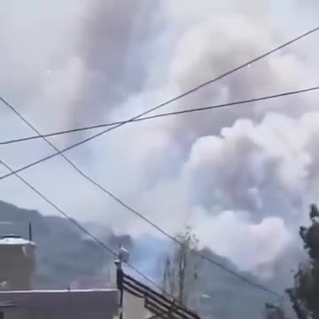 Tras un ataque aéreo contra un depósito de armas de Hezbolá en el sur del Líbano, se pueden observar explosiones secundarias y el lanzamiento de un cohete desde múltiples ángulos. El ejército israelí afirma que un cohete de Hezbolá impactó un edificio cercano, causando la muerte de una persona y heridas a otras.