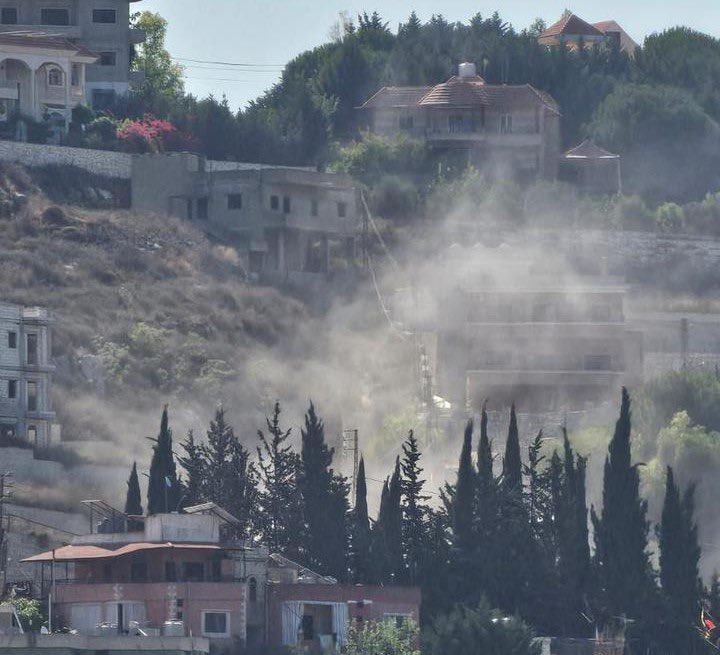 وفي جنوب لبنان، قصفت طائرة مسيرة إسرائيلية منزلاً في حاروف، وتحديداً في جبل الأحمر الواقع بين حاروف وشوكين في قضاء النبطية، بحسب  في جنوب لبنان.