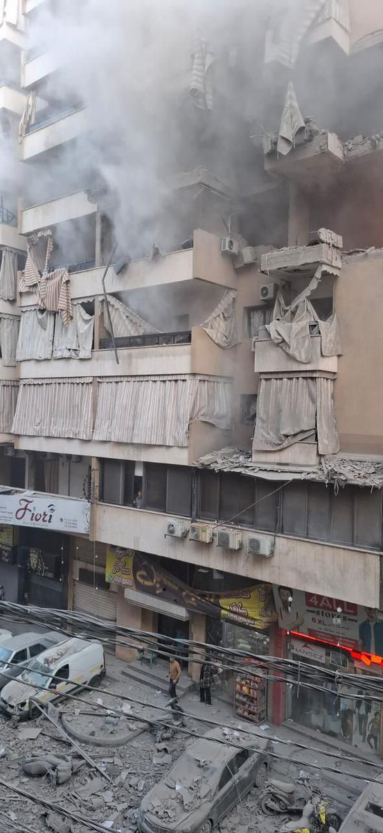 Der israelische Luftangriff wurde mit Kampfflugzeugen durchgeführt und zielte auf ein Wohnhaus im Stadtteil Haret Hreik in den südlichen Vororten.