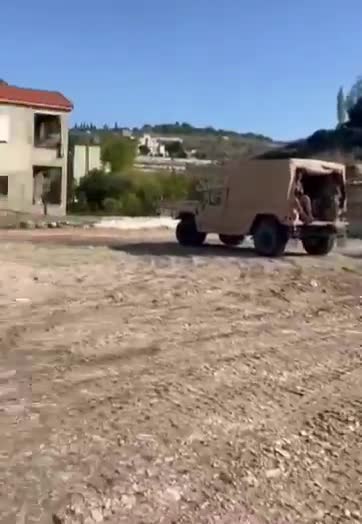 Ліванська армія продовжує патрулювати Янух, не заходячи знову до будинку, який Ізраїль погрожував бомбити вчора, стверджуючи, що всередині нього знаходяться військові споруди.