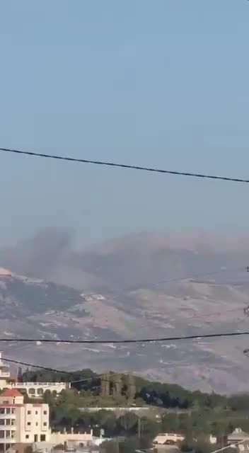 Un ataque aéreo tuvo como objetivo la zona entre Deir Siryan y al-Qusayr.