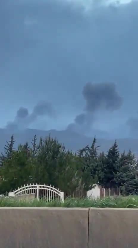 Ataques aéreos israelíes contra las afueras de Shamshtar