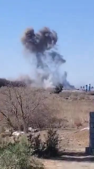 Según se informa, este video muestra el ataque a una sede perteneciente a Kataib Hezbollah en el subdistrito de Jurf al-Sakhar de la Gobernación de Babilonia - @ahmed33_ied