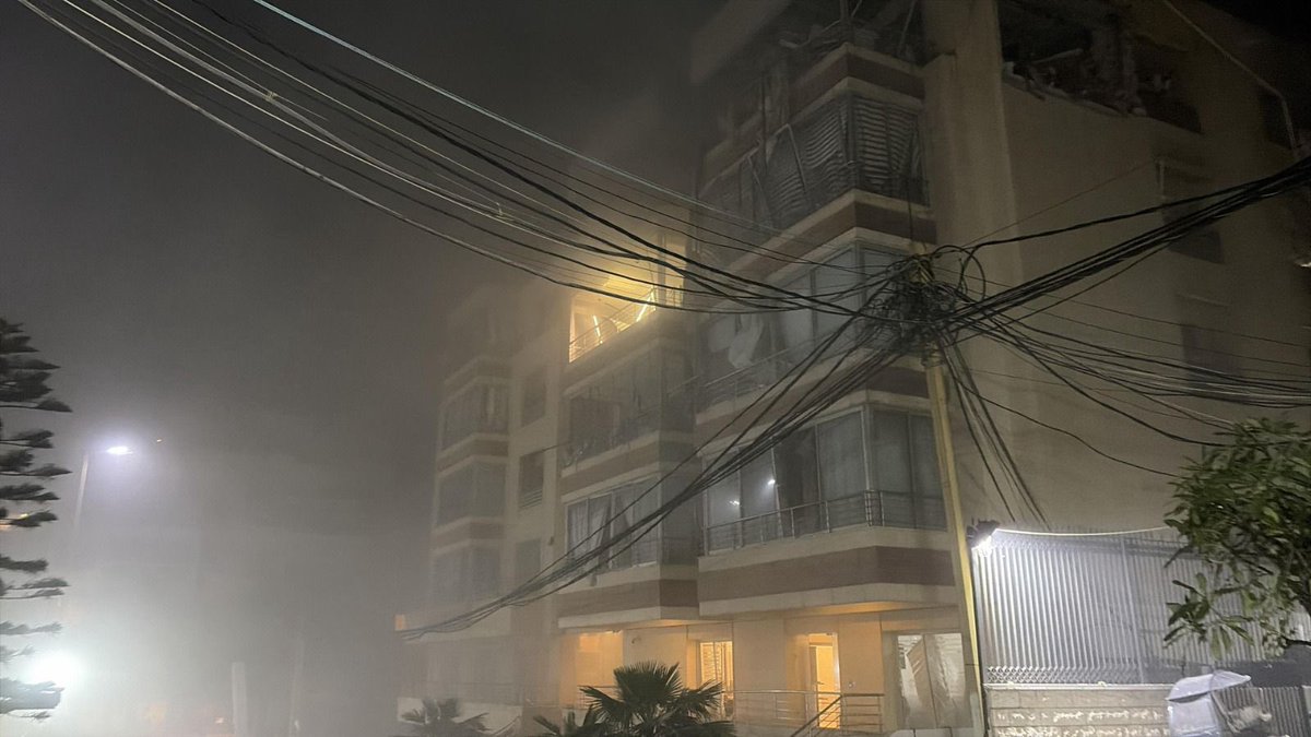 El edificio atacado se encontraba cerca de Al-Mayadeen TV, en el distrito de Al-Janah. Los ataques aéreos tuvieron como objetivo un edificio de apartamentos frente al edificio de Al-Mayadeen TV, en el distrito de Al-Janah.