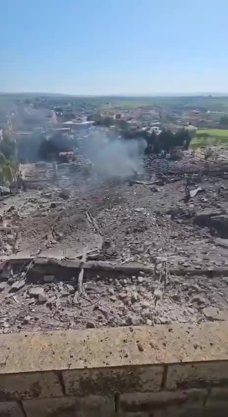 Encamên bombebarana li bajarokê Kefer Tebnit li başûrê Lubnanê piştî êrîşeke asmanî.