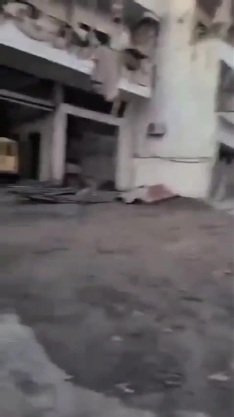 Beşek ji ziyanên ku ji ber êrîşên hewayî yên ku duh şev li Meydana Tirdabayê hatin kirin çêbûne.